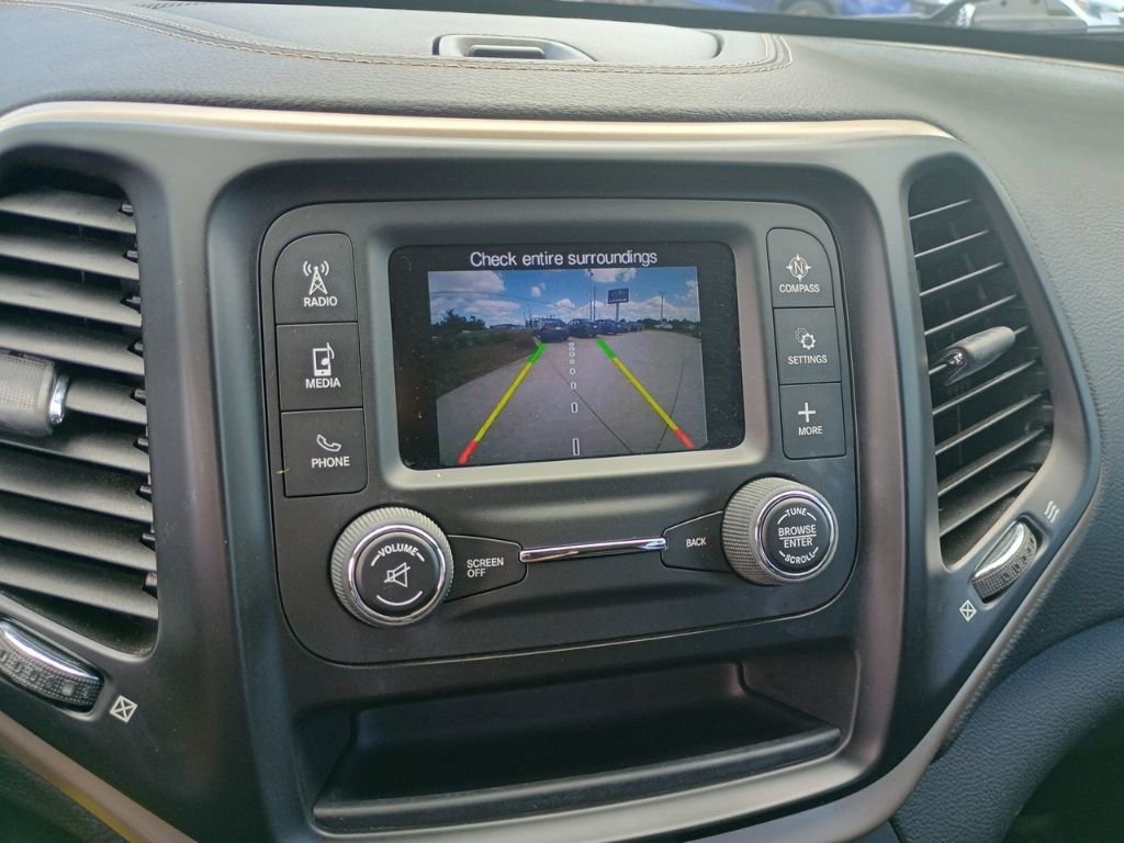 Used 2016 Jeep Cherokee Sport image 29