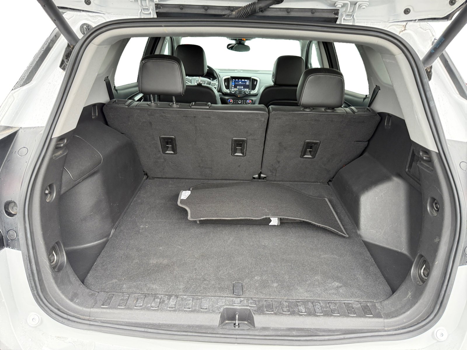 Used 2024 GMC Terrain SLT image 17