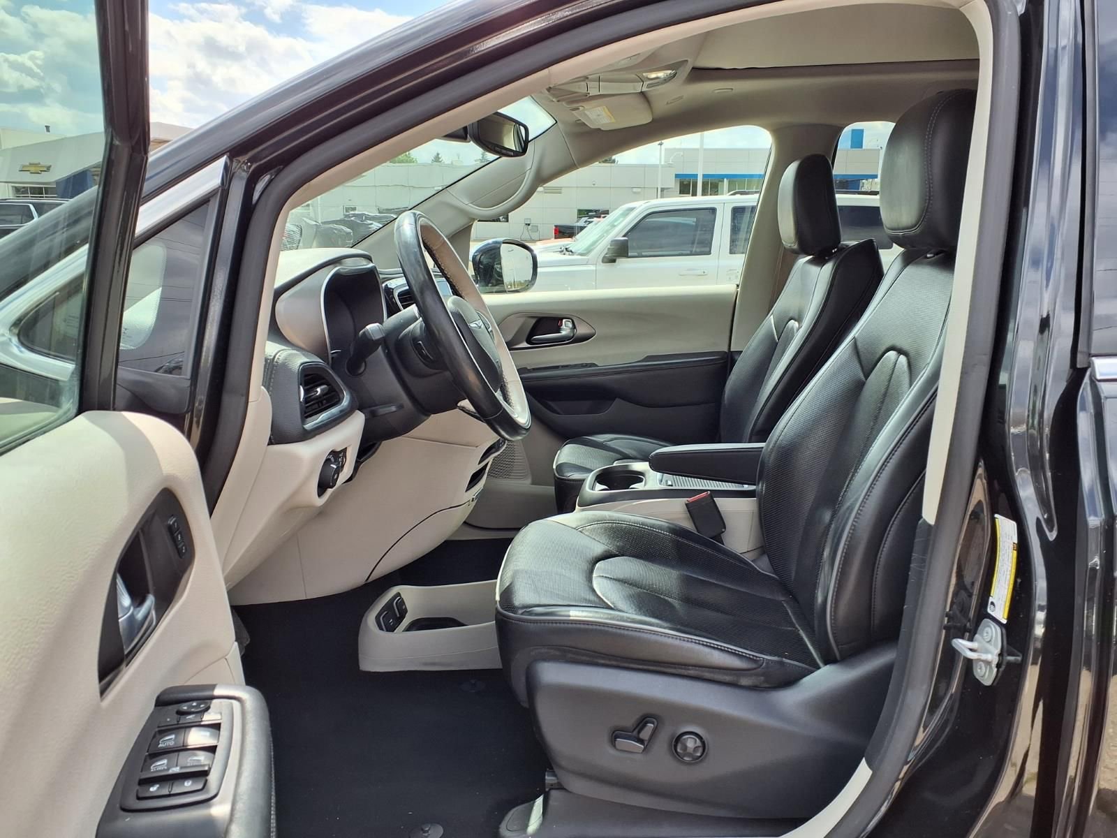 Used 2019 Chrysler Pacifica Limited FWD image 17