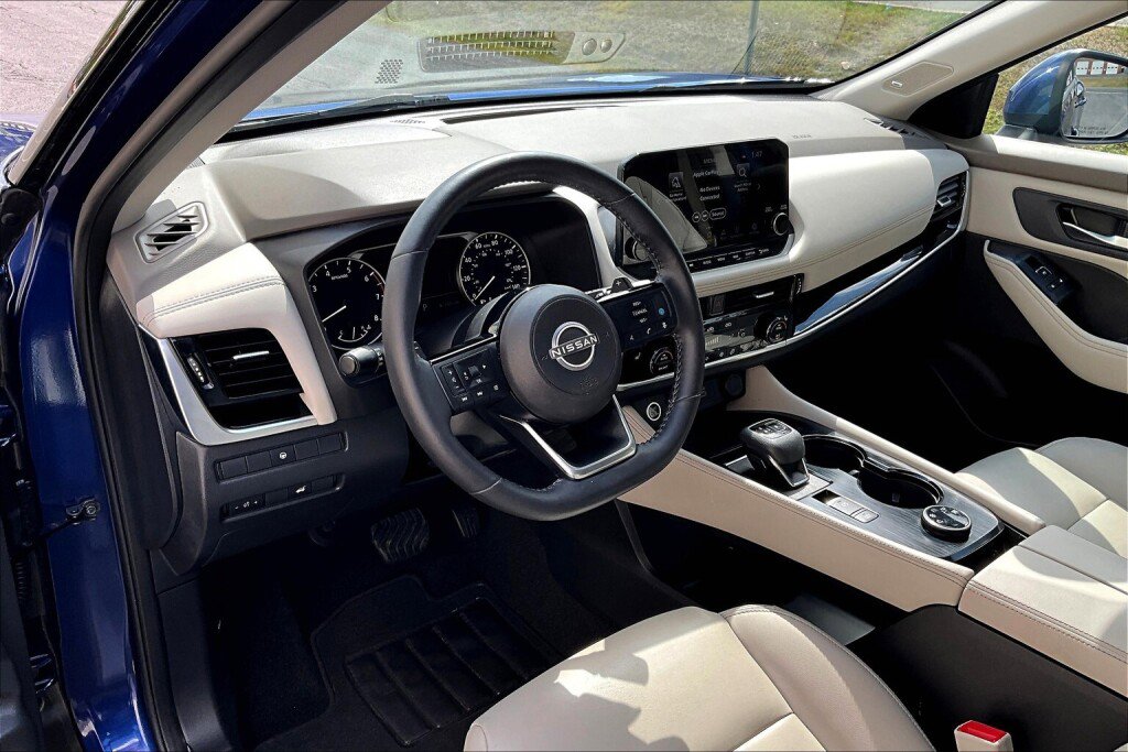 Used 2023 Nissan Rogue SL w/ SL Premium Package image 10