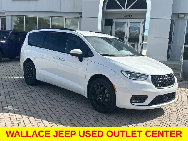 Used 2023 Chrysler Pacifica Touring-L w/ S Appearance Package AWD/4WD image 4