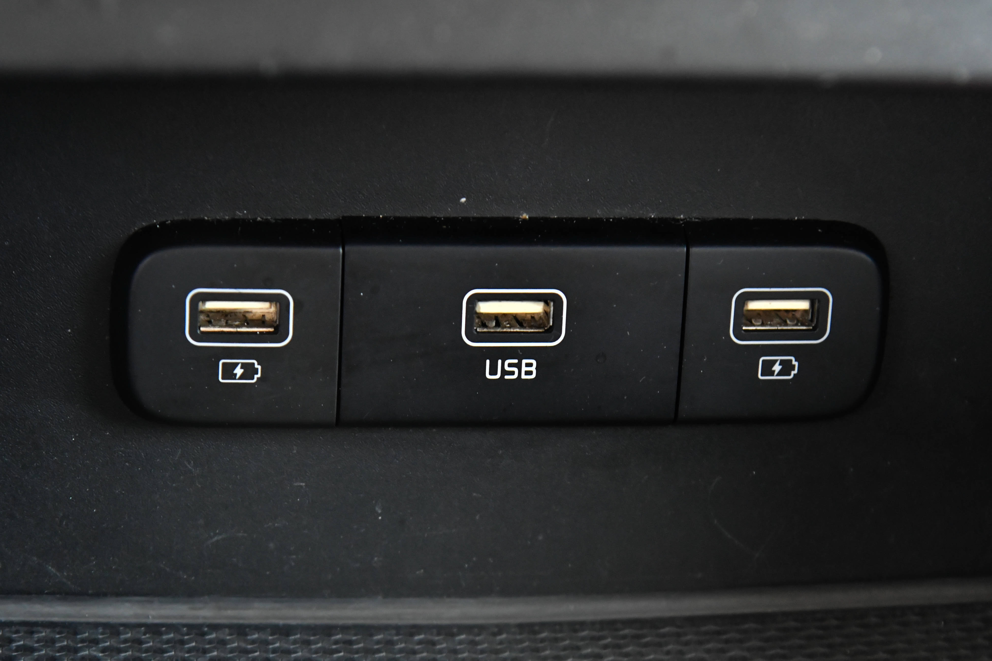 Used 2023 Kia Carnival LX FWD image 25