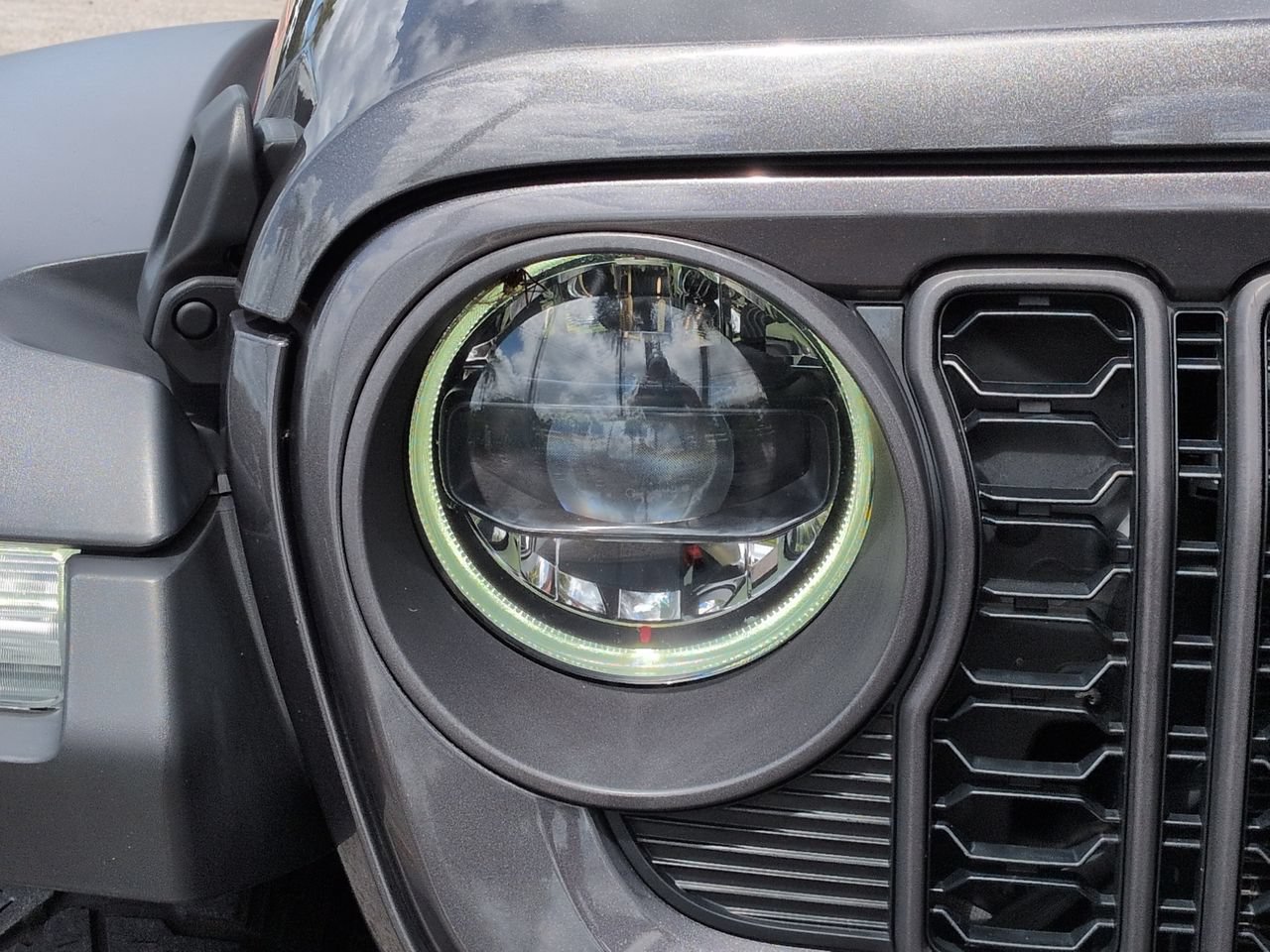 Used 2024 Jeep Gladiator Mojave w/ Technology Group AWD/4WD image 10