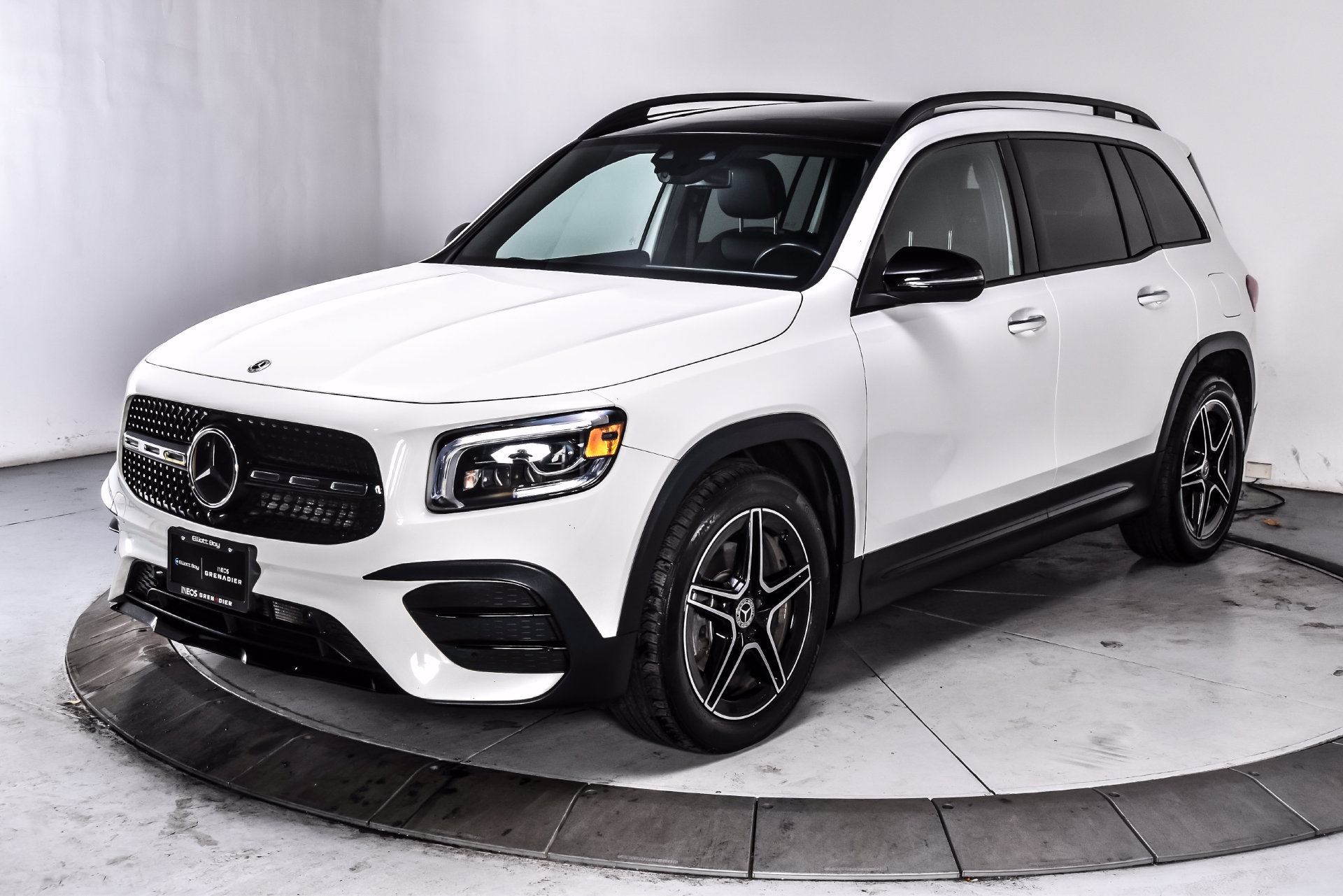Used 2022 Mercedes-Benz GLB 250 4MATIC w/ AMG Line image 3