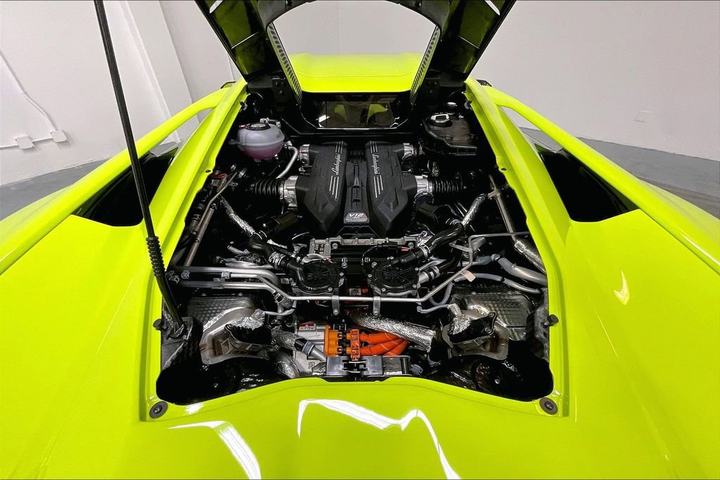 Used 2025 Lamborghini Revuelto image 15