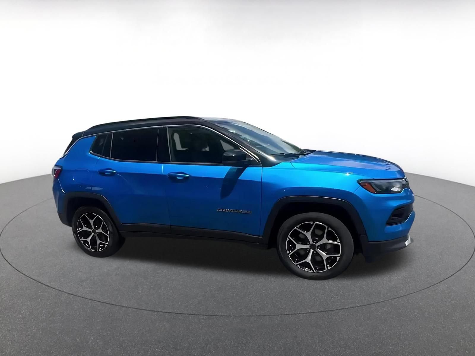 Used 2025 Jeep Compass Limited AWD/4WD image 2
