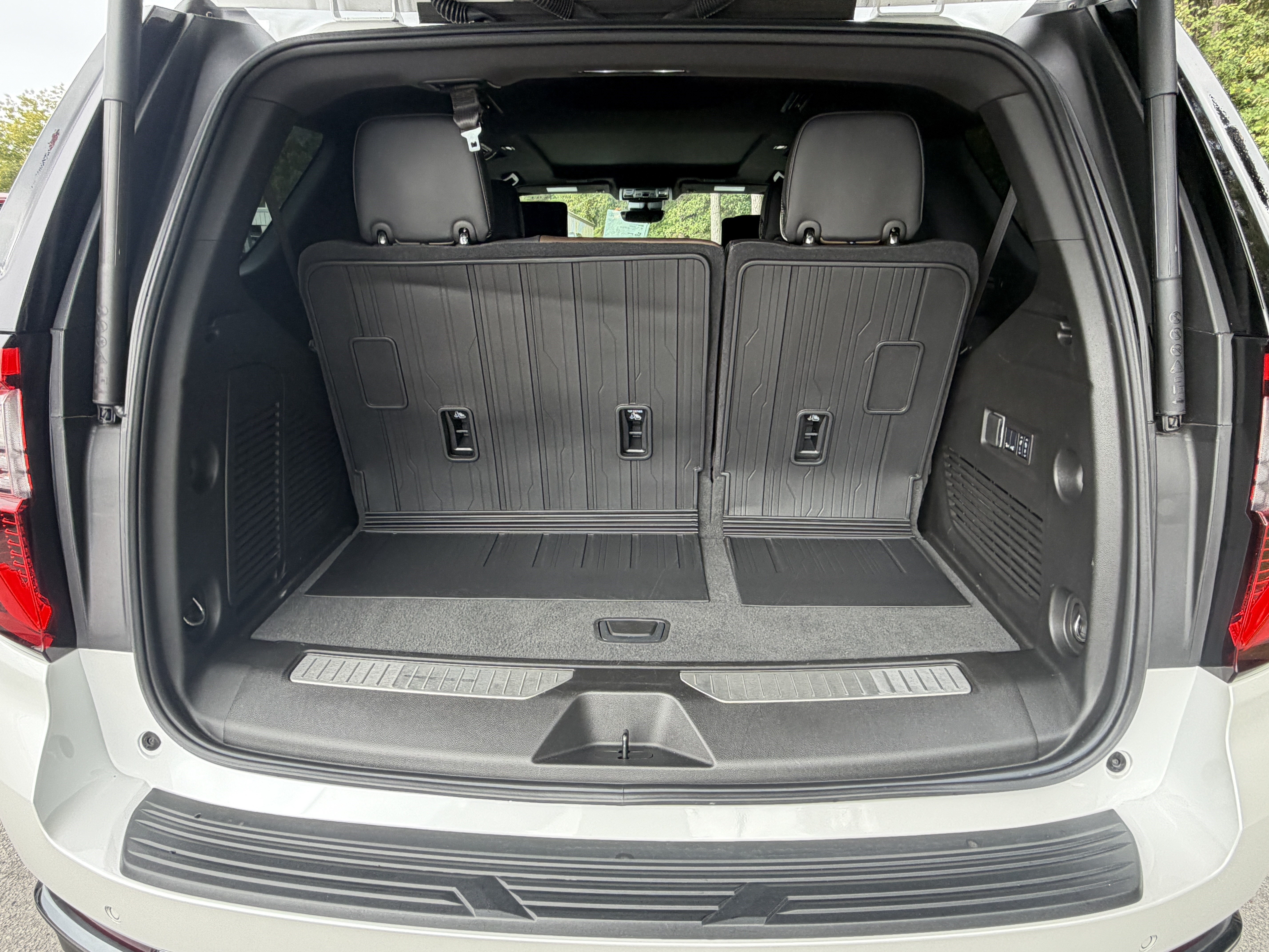 Used 2025 GMC Yukon Denali Ultimate AWD/4WD image 4
