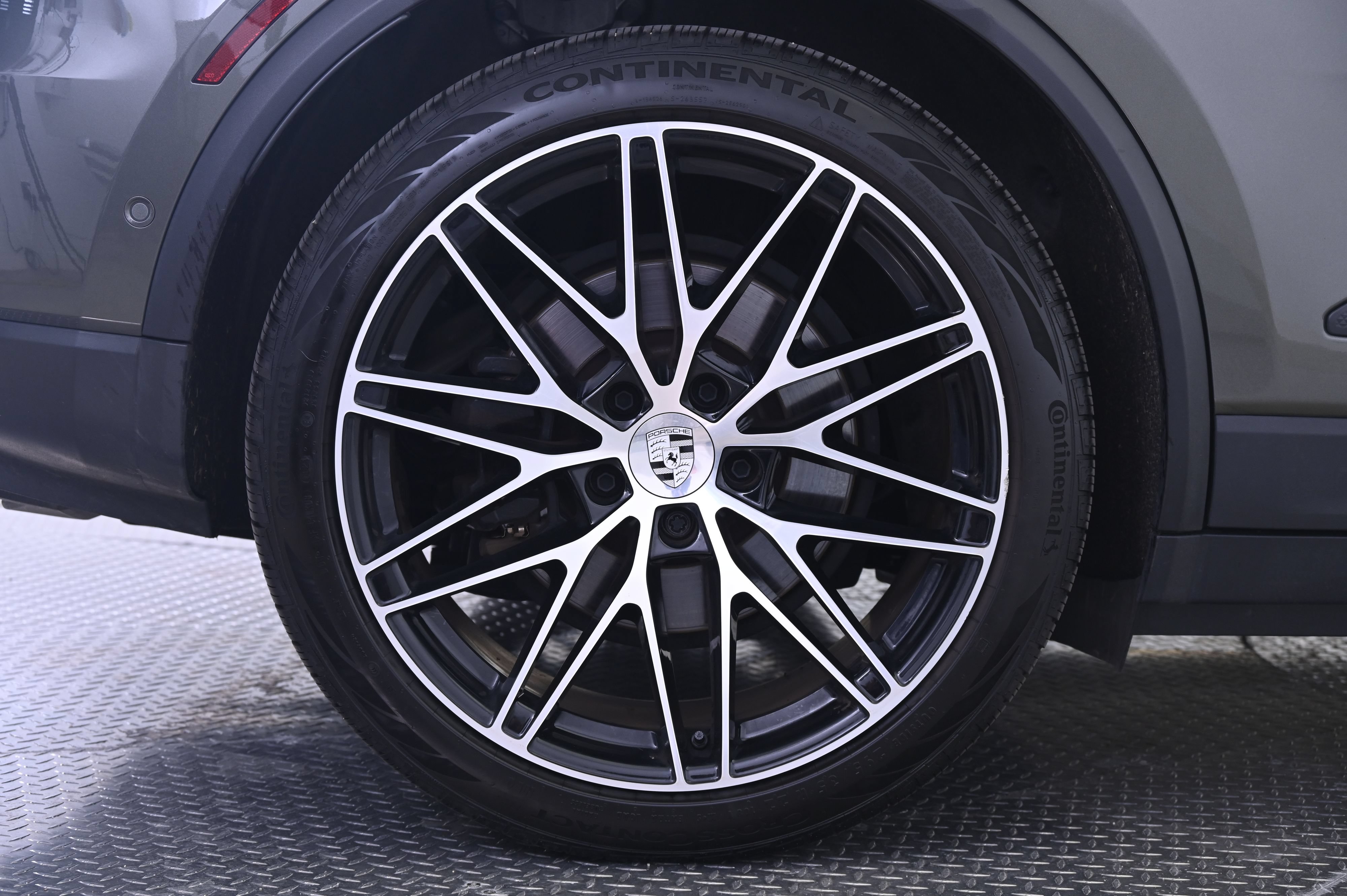 Certified 2024 Porsche Macan 4 Electric AWD/4WD image 13