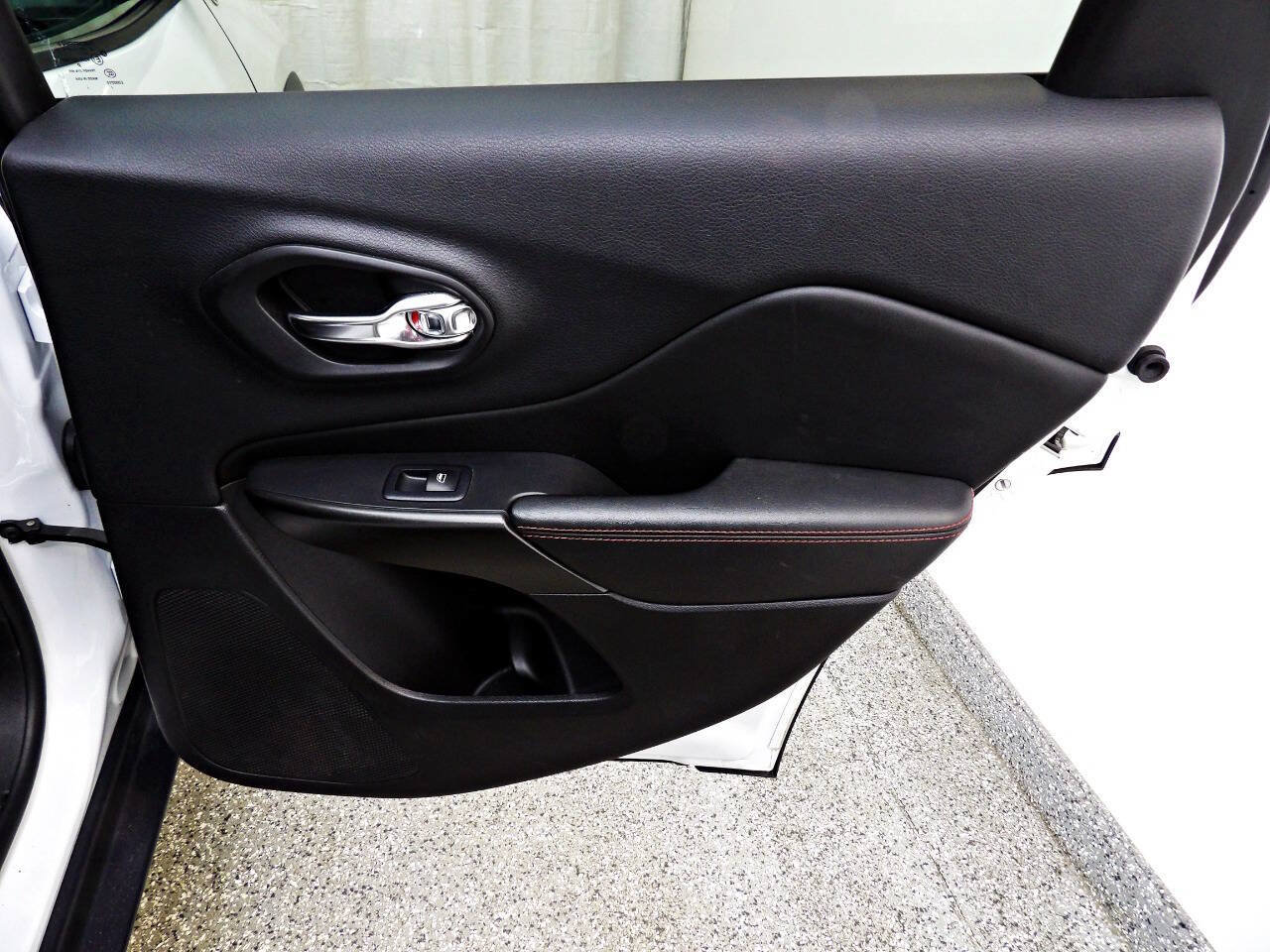 Used 2019 Jeep Cherokee Trailhawk AWD/4WD image 12