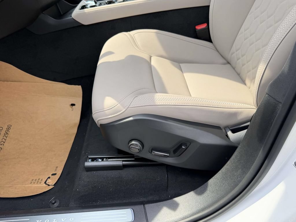 New 2026 Volvo XC90 T8 Plus w/ Protection Package Premier AWD/4WD image 16