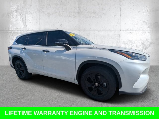Used 2024 Toyota Highlander LE FWD image 1