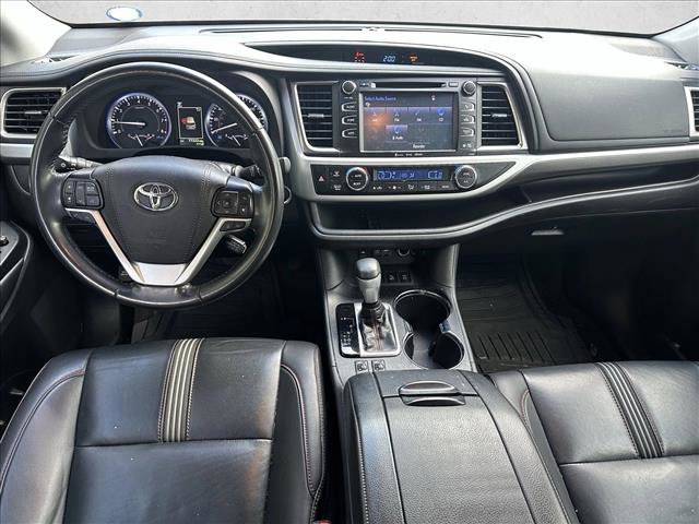 Used 2019 Toyota Highlander SE w/ Phone Cable & Charge Package image 26