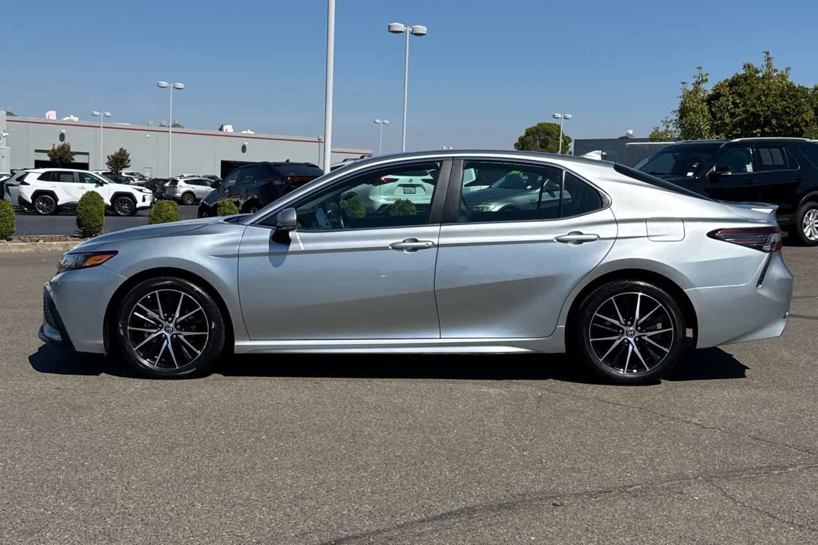 Used 2023 Toyota Camry SE w/ Convenience Package FWD image 9
