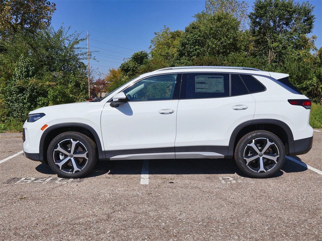 New 2025 Volkswagen Tiguan SE image 2