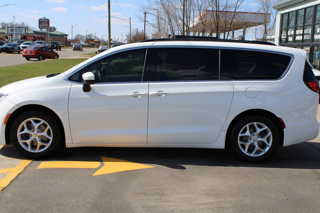 Used 2017 Chrysler Pacifica Touring Plus w/ Tire & Wheel Group image 5