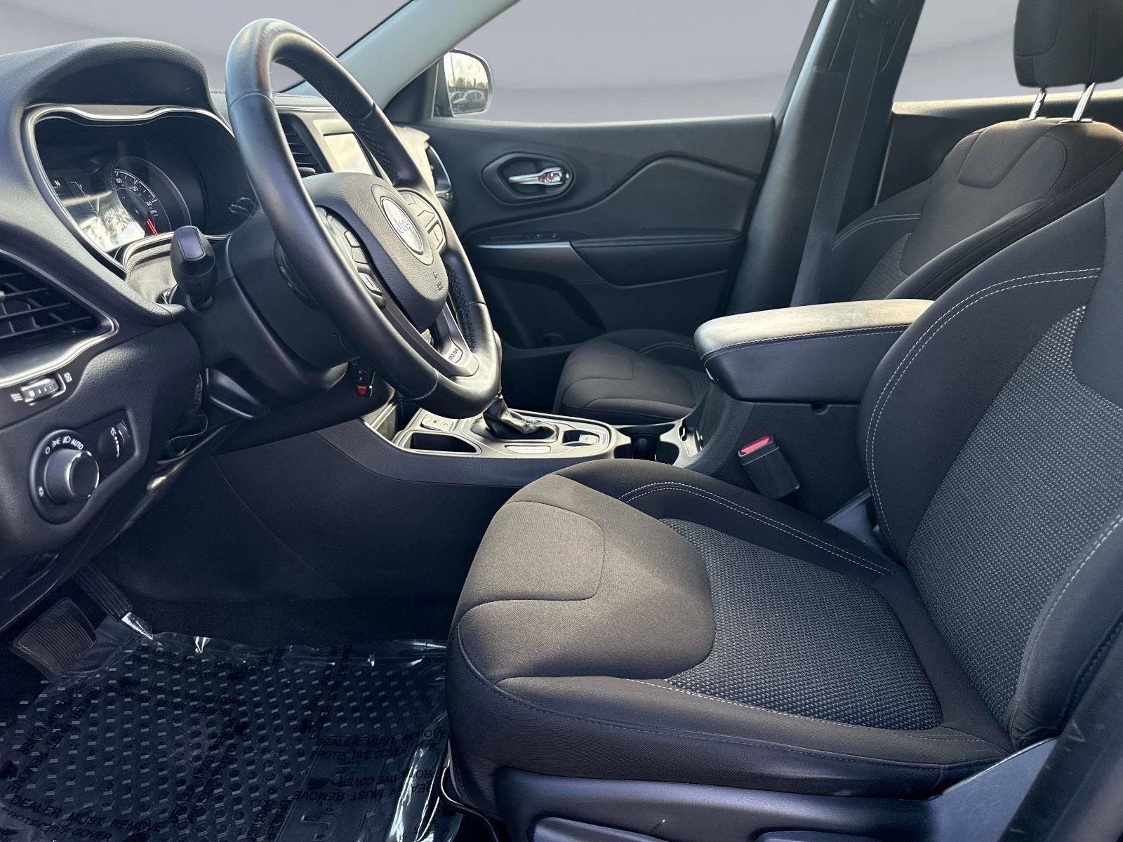 Used 2020 Jeep Cherokee Latitude w/ Cold Weather Group image 19