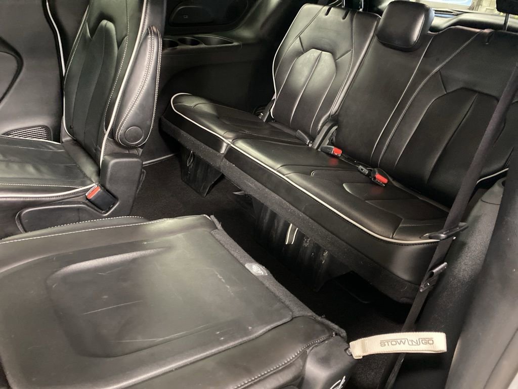 Used 2025 Chrysler Pacifica Limited image 24