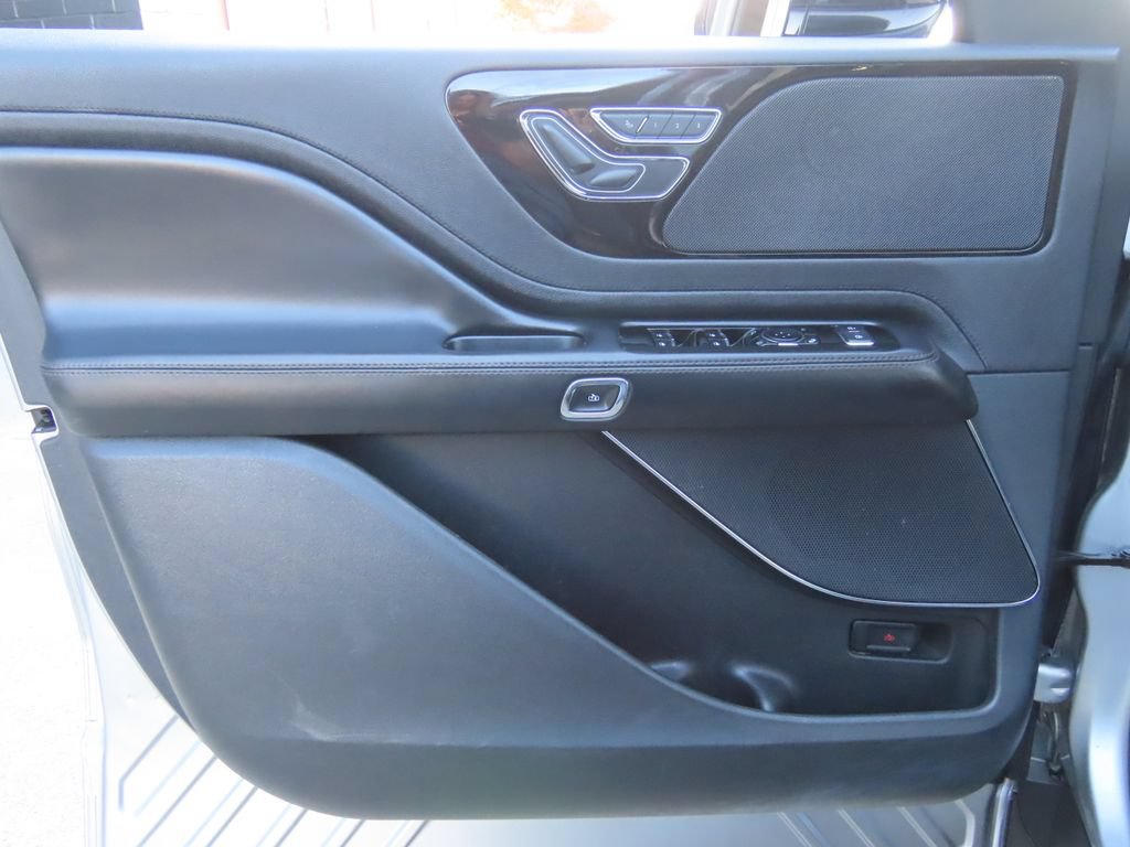 Used 2023 Lincoln Aviator AWD w/ Premium Package image 18