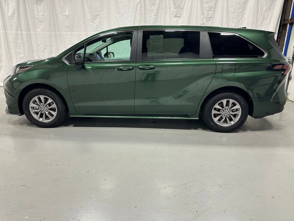 Used 2025 Toyota Sienna LE image 4