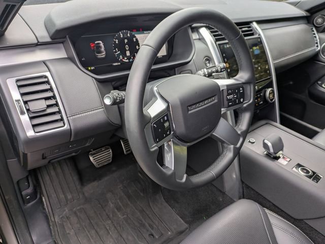 Used 2025 Land Rover Discovery Dynamic SE image 7