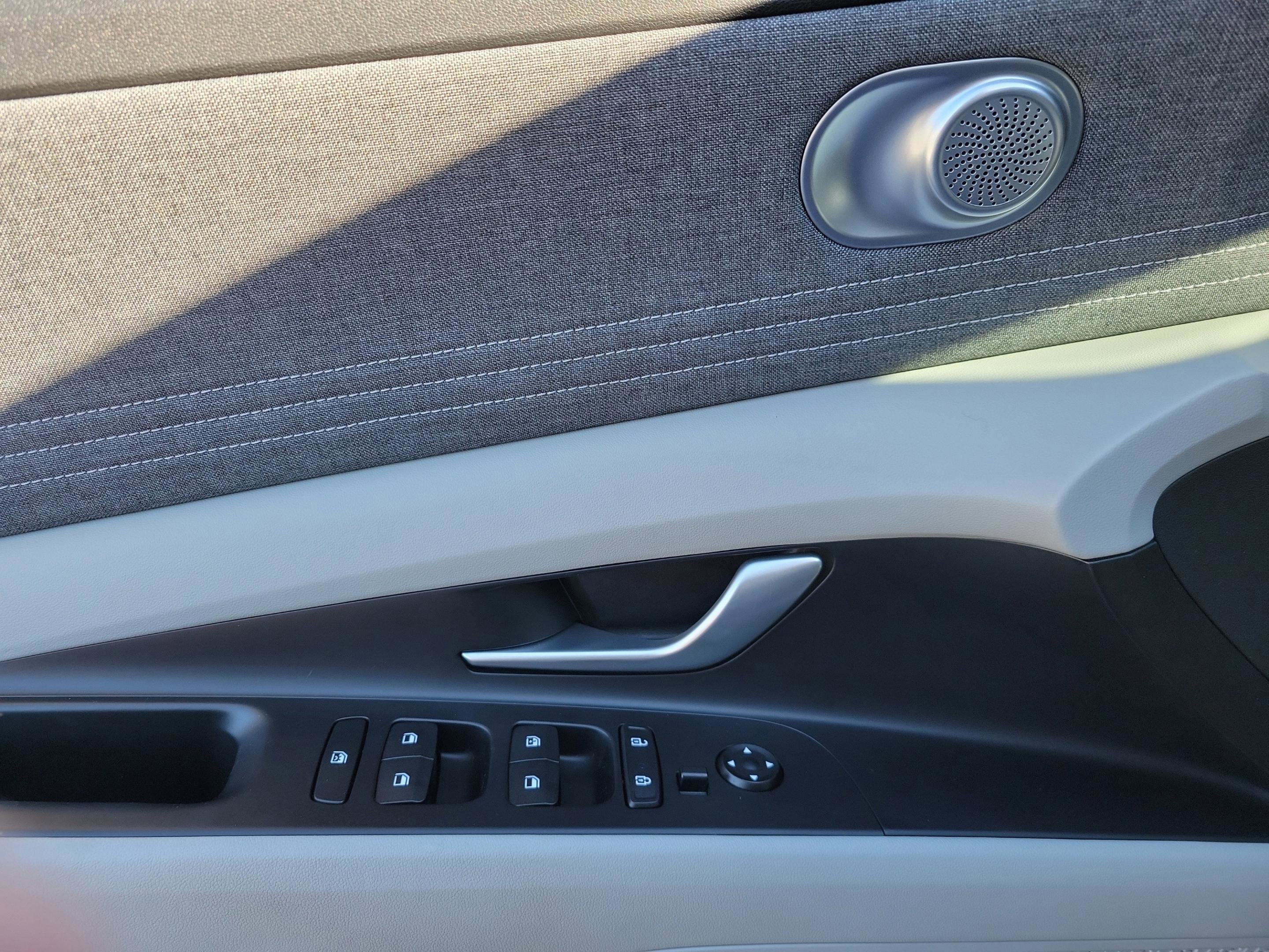 Used 2023 Hyundai Elantra Limited image 18