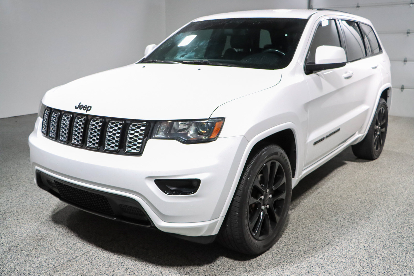 Used 2020 Jeep Grand Cherokee Altitude RWD image 30