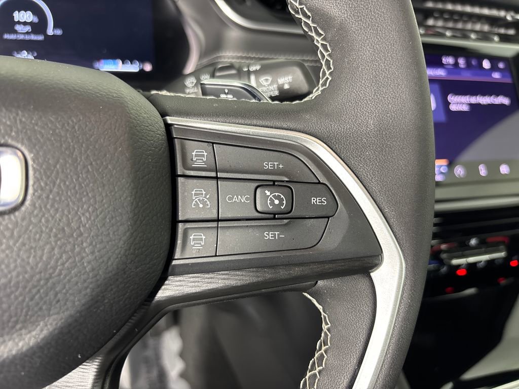 Used 2025 Jeep Grand Cherokee L Laredo image 17