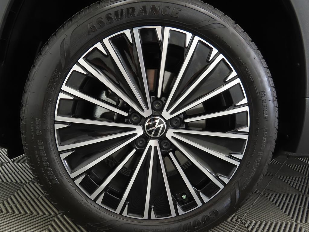 Used 2025 Volkswagen Taos SE w/ Panoramic Sunroof Package image 30