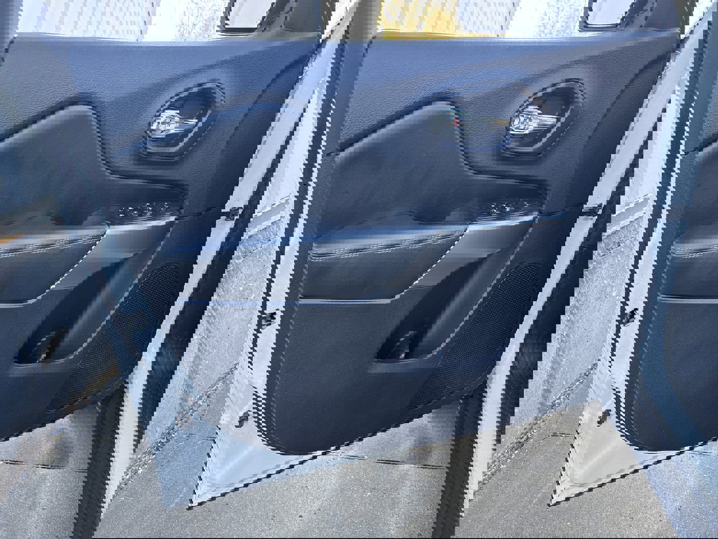 Used 2019 Jeep Cherokee Latitude Plus w/ Comfort/Convenience Group image 7