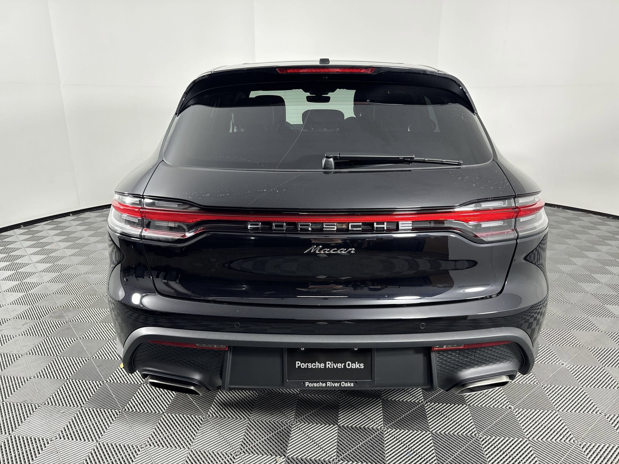 Certified 2025 Porsche Macan image 6