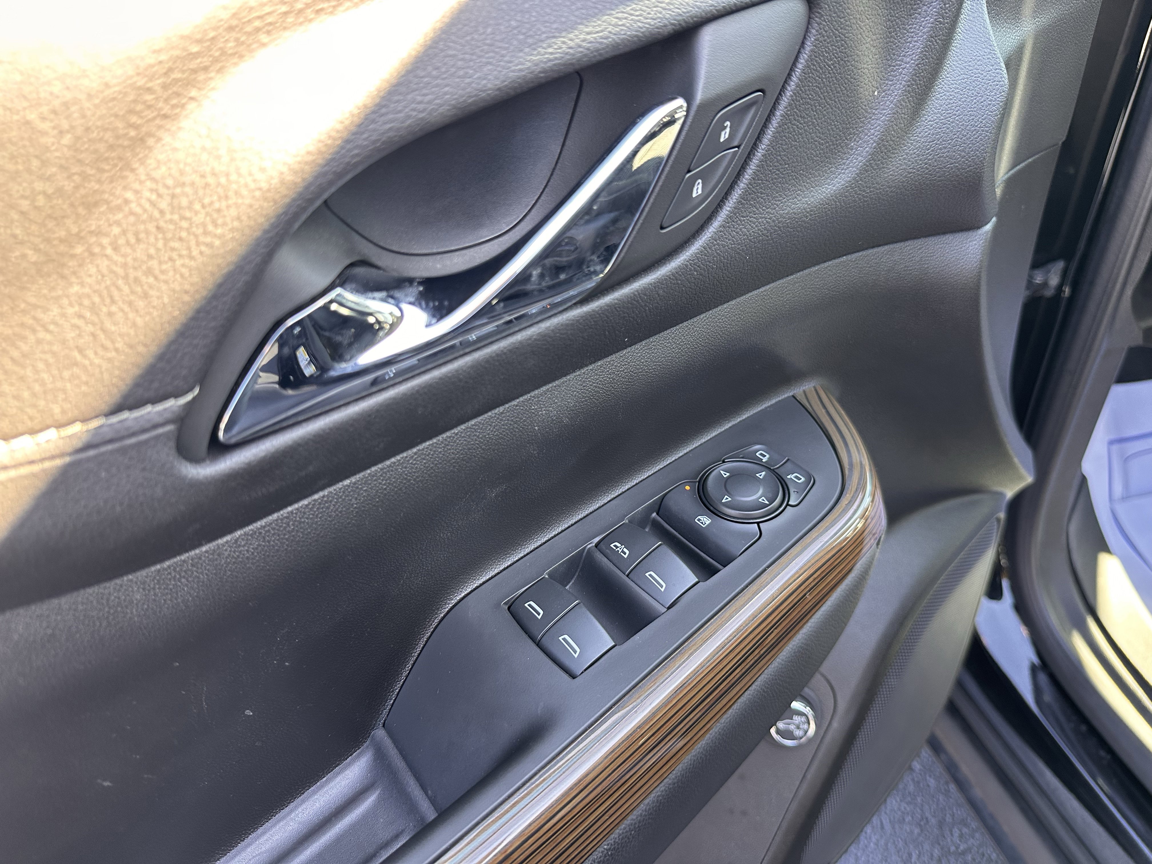 Used 2023 GMC Acadia SLE w/ Driver Convenience Package image 5