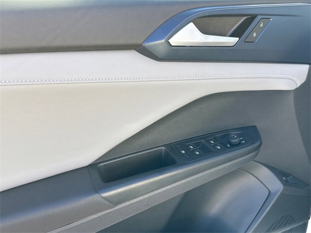 Certified 2023 Volkswagen Taos SE w/ Panoramic Sunroof Package image 9