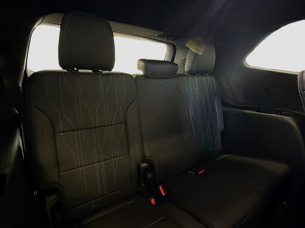 Used 2025 Buick Enclave Avenir image 30