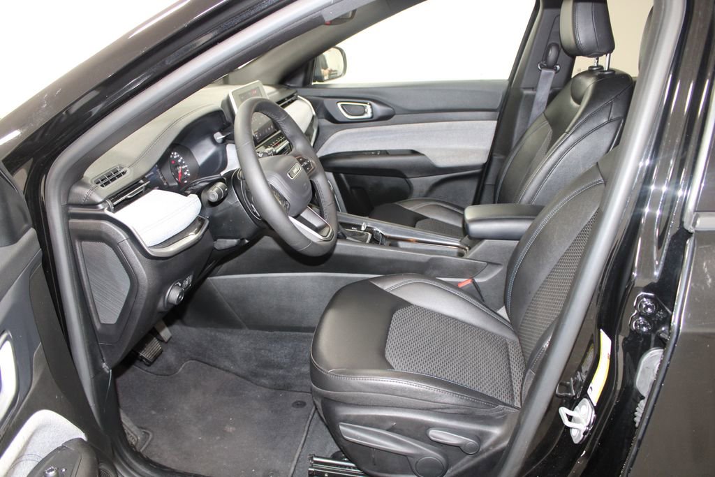 Used 2025 Jeep Compass Latitude image 16