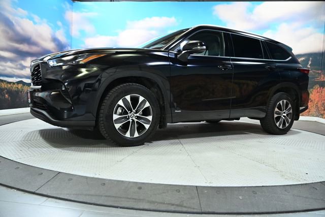 Used 2022 Toyota Highlander XLE AWD/4WD image 4