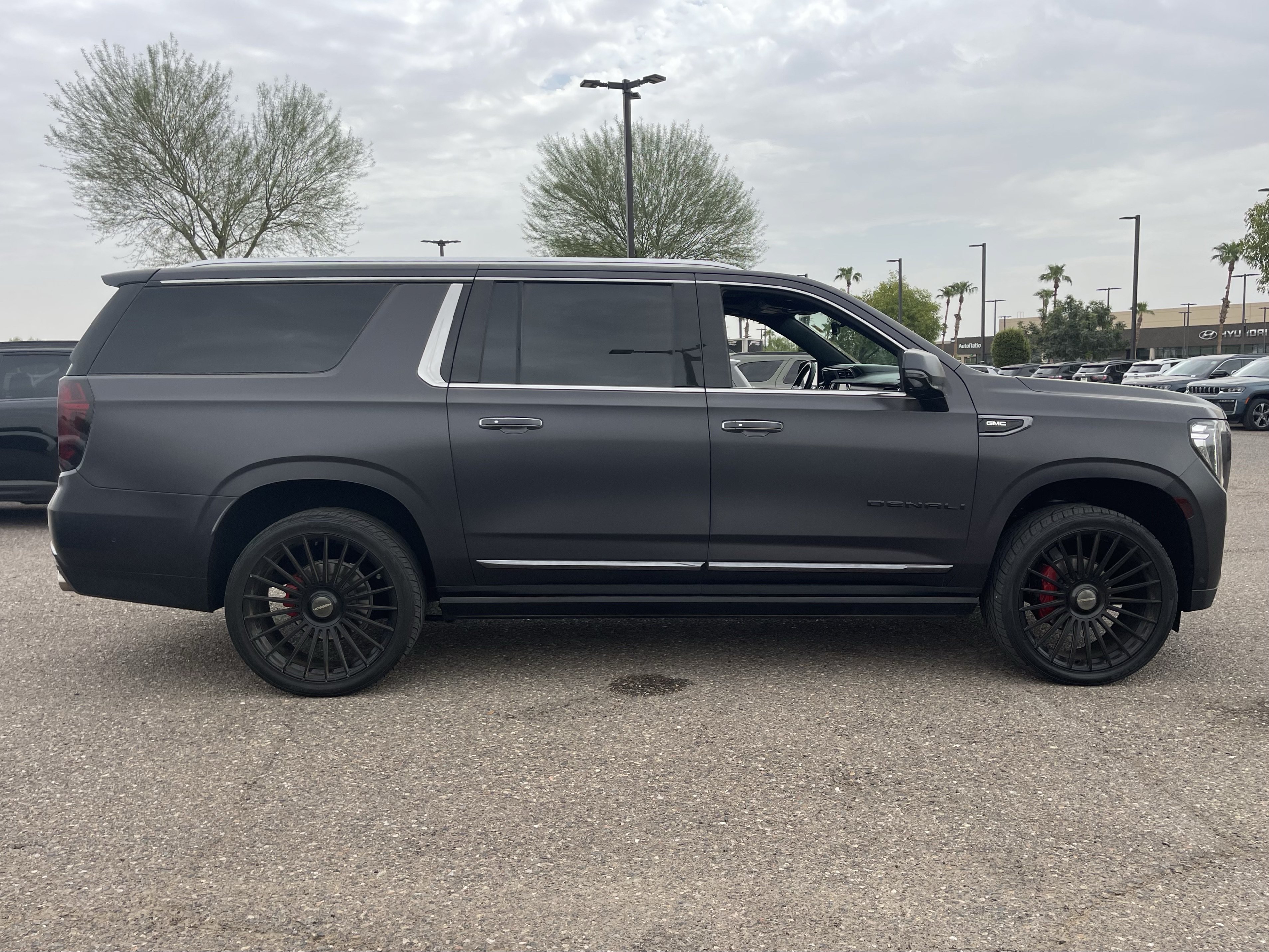 Used 2023 GMC Yukon XL Denali Ultimate AWD/4WD image 6