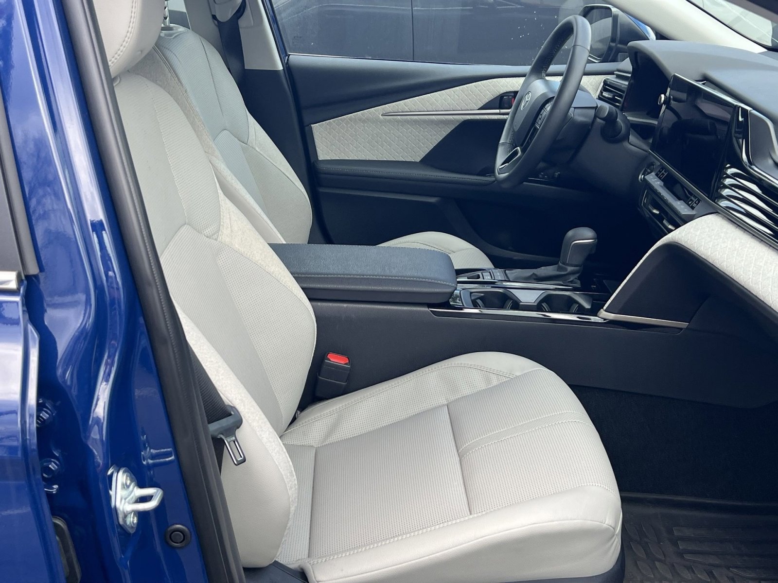 Used 2025 Toyota Camry XLE image 25