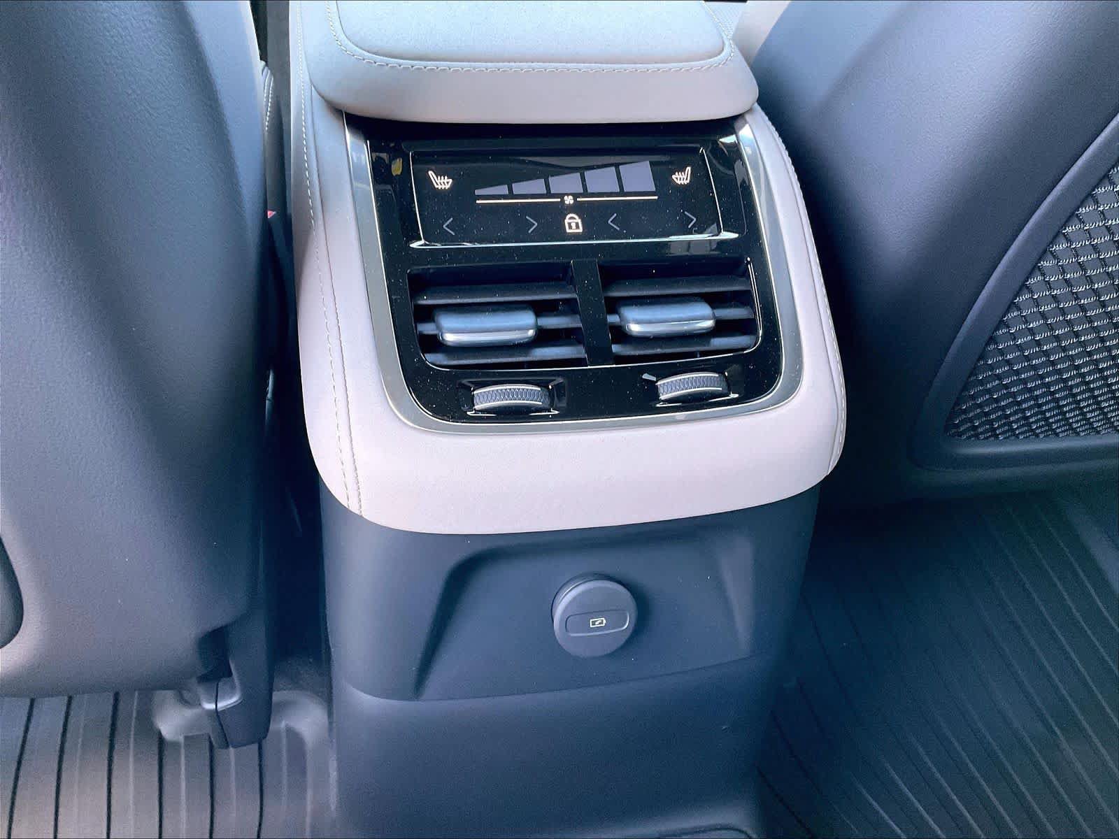 New 2026 Volvo XC90 T8 Ultra w/ Protection Package AWD/4WD image 16