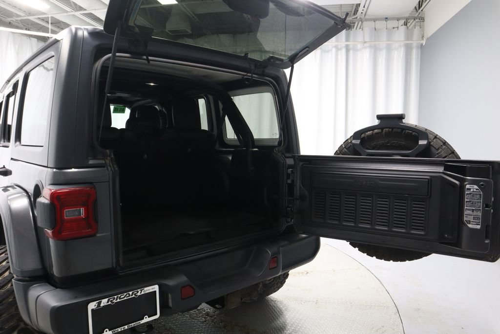 Used 2018 Jeep Wrangler Unlimited Sahara w/ Cold Weather Group image 17