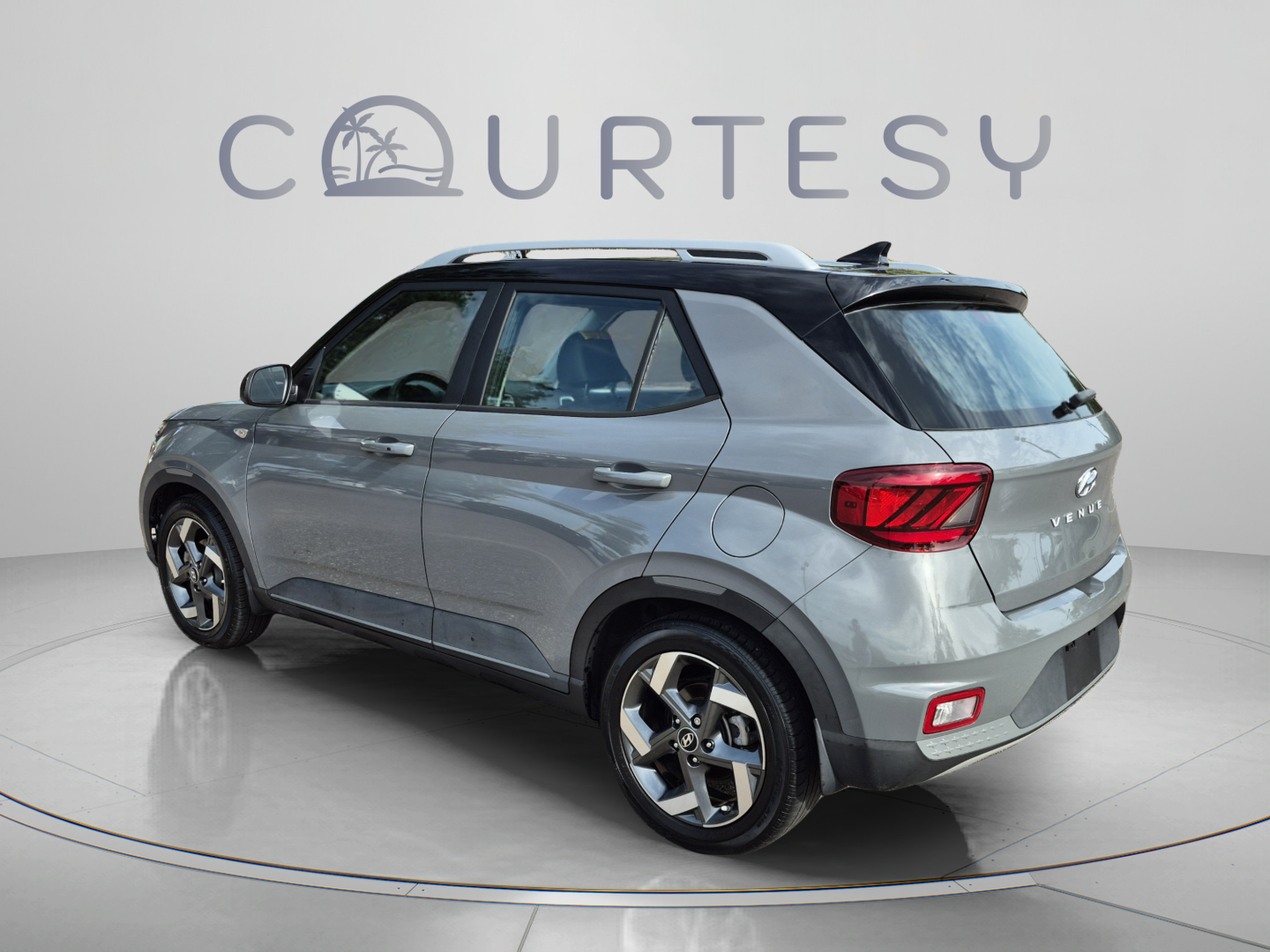 Certified 2022 Hyundai Venue Limited FWD image 3