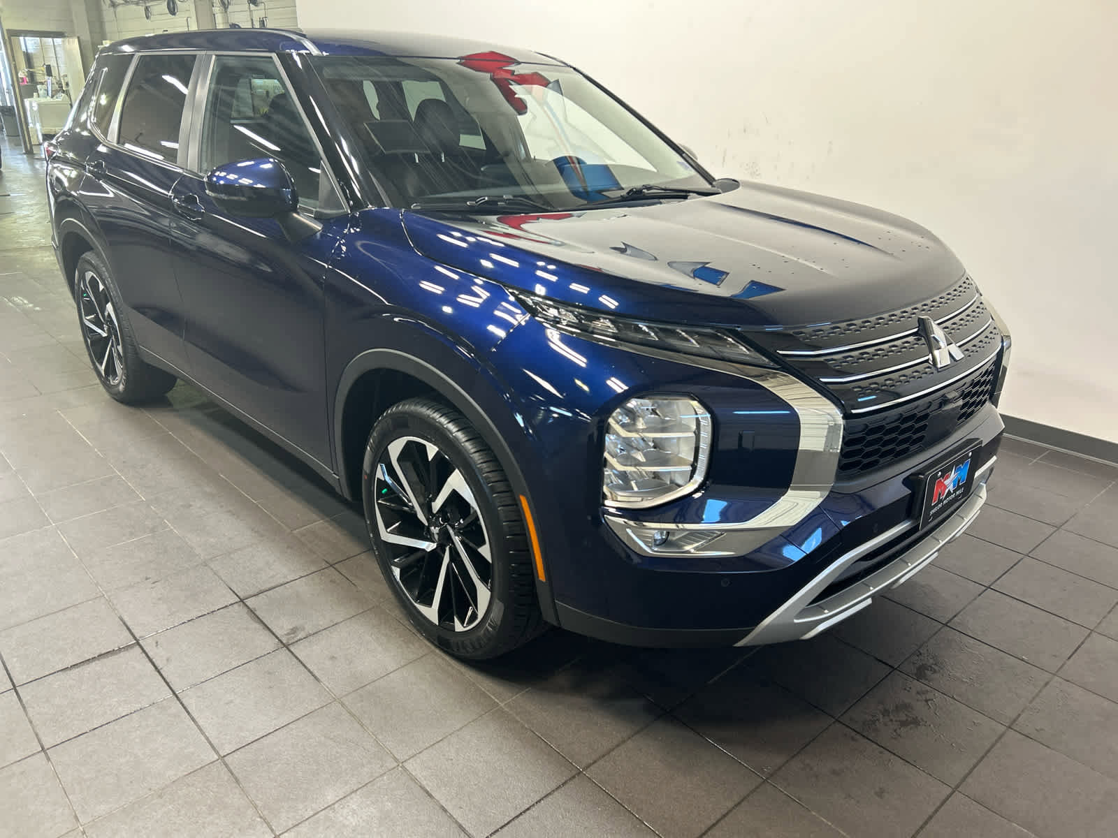 Used 2024 Mitsubishi Outlander SE image 2