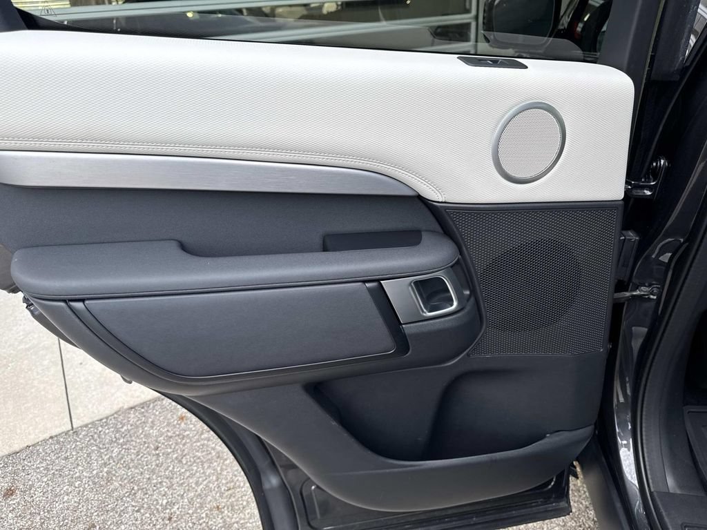 Certified 2024 Land Rover Discovery Dynamic SE AWD/4WD image 13