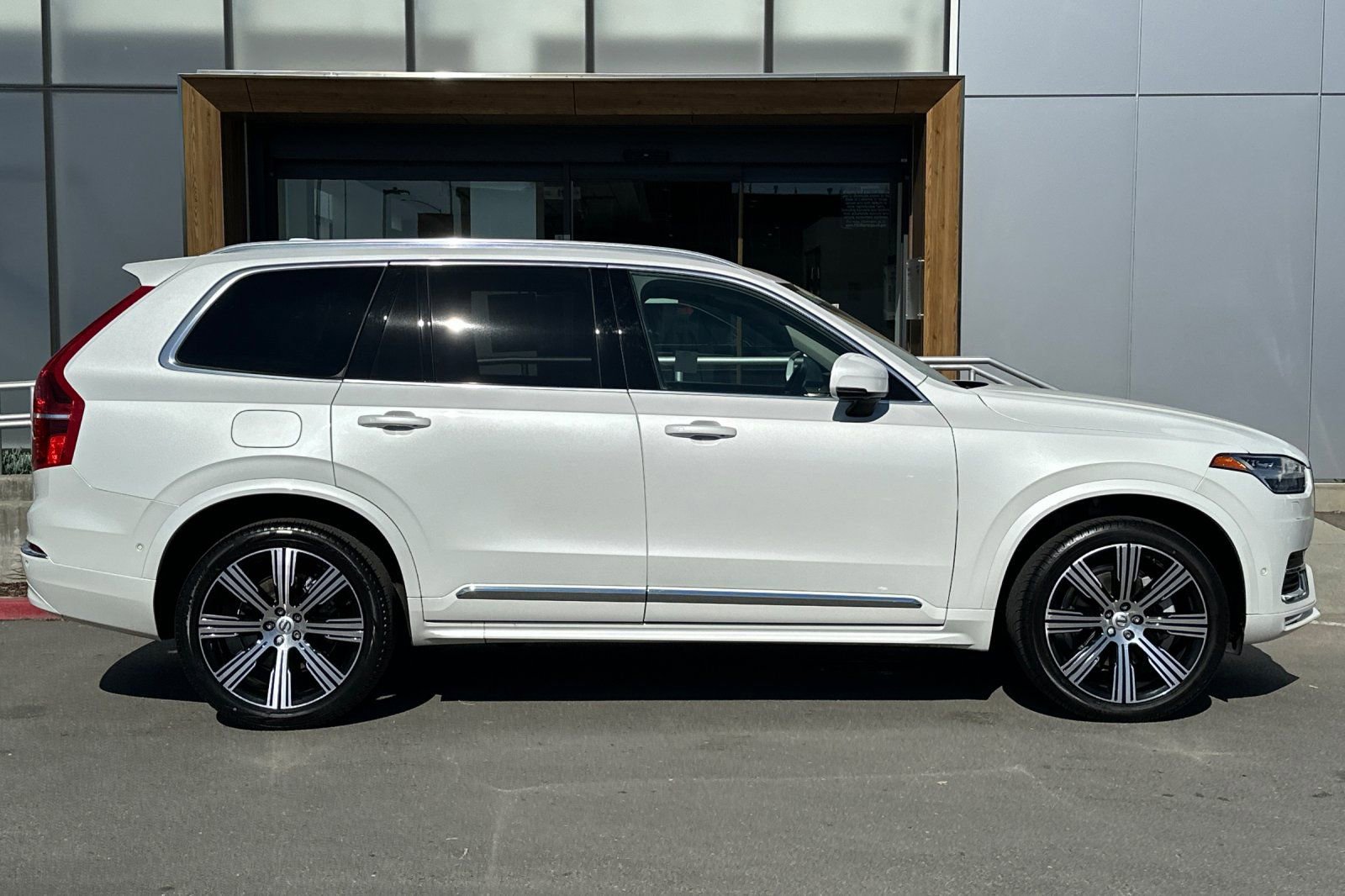 Used 2023 Volvo XC90 B6 Ultimate w/ Protection Package Premier image 9