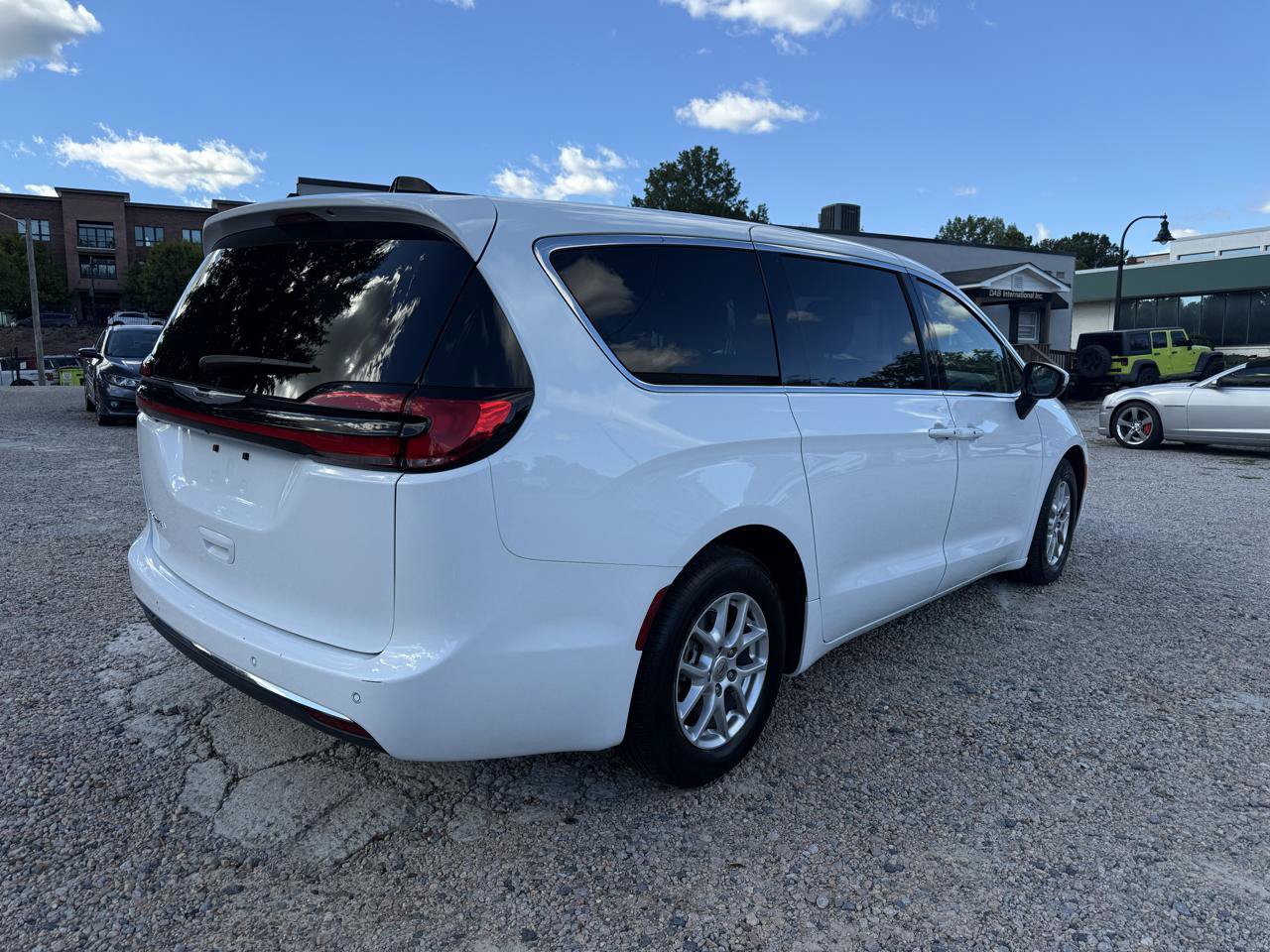 Used 2023 Chrysler Pacifica Touring-L FWD image 5
