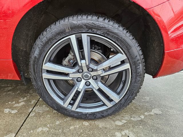 Used 2021 Volvo XC60 T5 Momentum w/ Advanced Package image 9