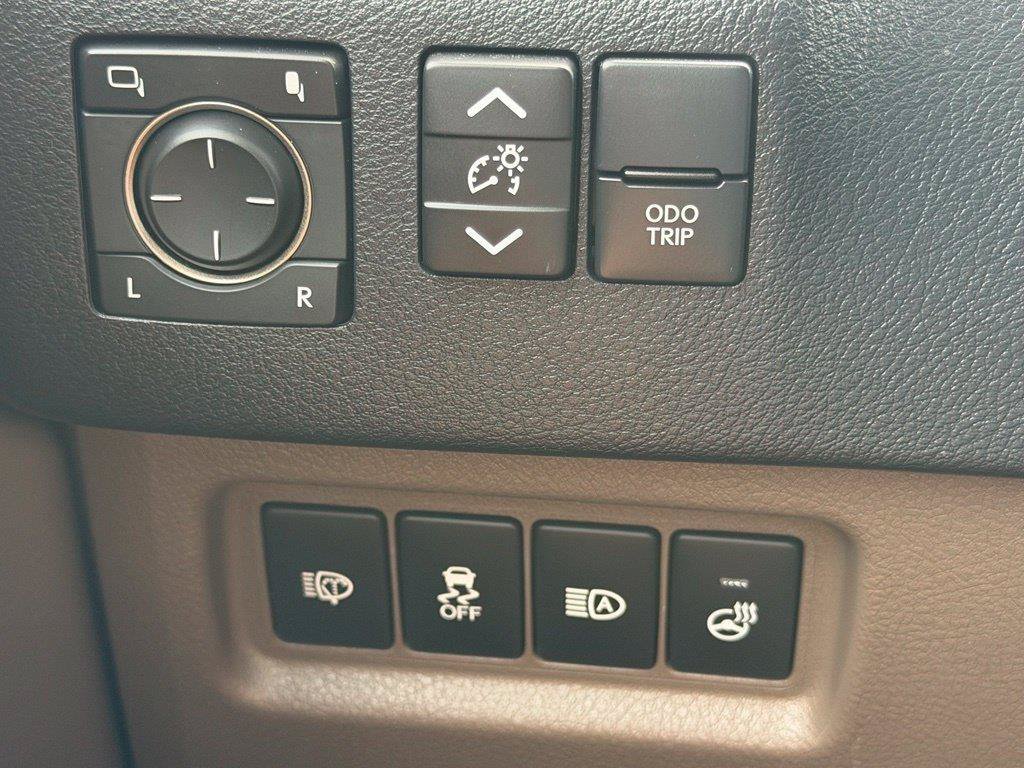 Used 2023 Lexus GX 460 Premium w/ Accessory Package AWD/4WD image 18