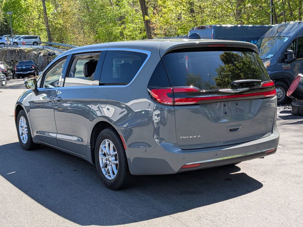 Used 2023 Chrysler Pacifica Touring-L FWD image 7