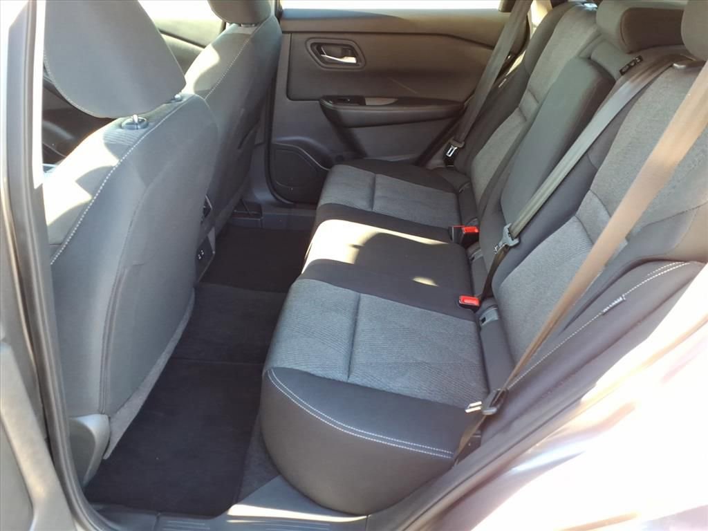 Used 2024 Nissan Rogue SV image 11