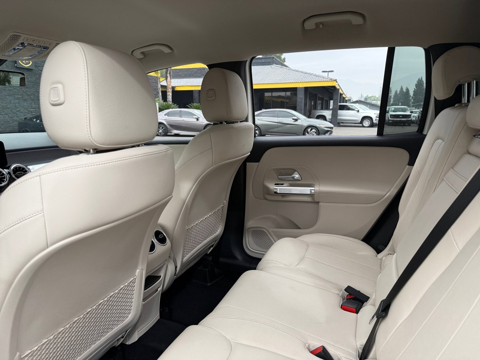 Used 2022 Mercedes-Benz GLB 250 w/ Premium Package Lite image 16