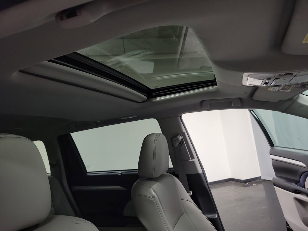 Used 2019 Toyota Highlander XLE AWD/4WD image 26